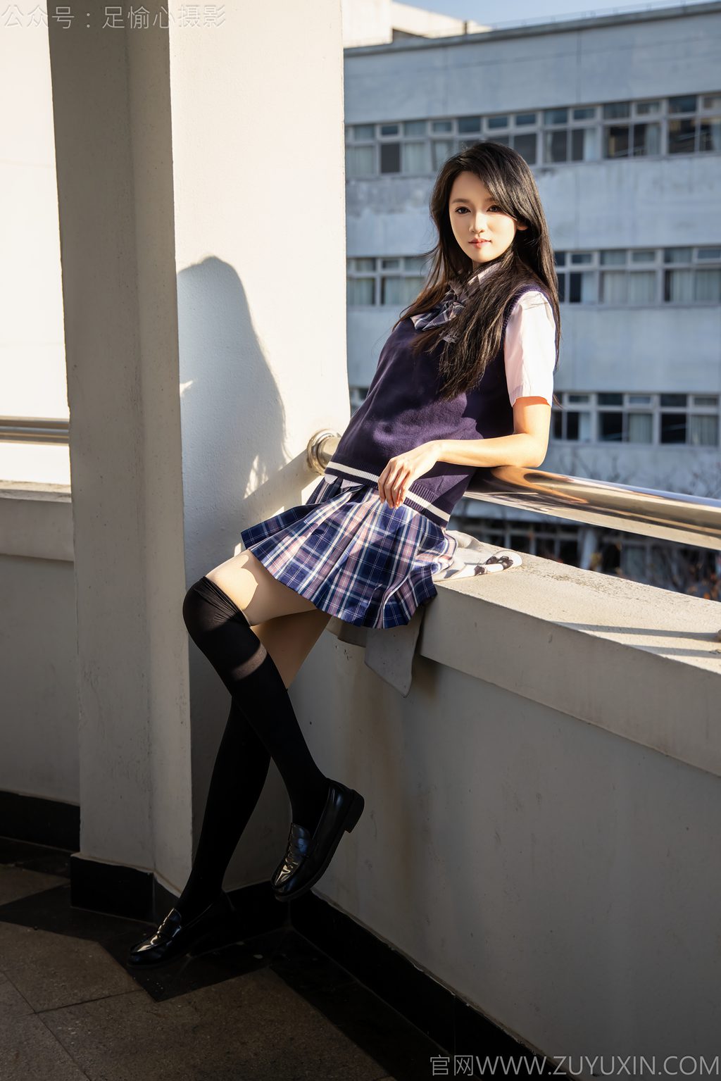 [足愉心摄影] NO.019 模特果酱（搭配：JK制服、小皮鞋、黑色丝袜、肉色打底裤）（完整版）[109P/2V/5.77G] 年费专享-第3张