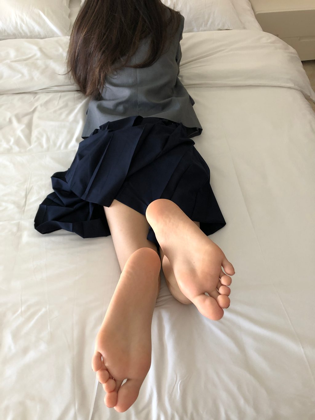 本足摄影-050期 老哥约来黑丝小女神到宾馆脱掉黑丝品尝裸足[80P/1V/1.76GB] 年费专享-第2张