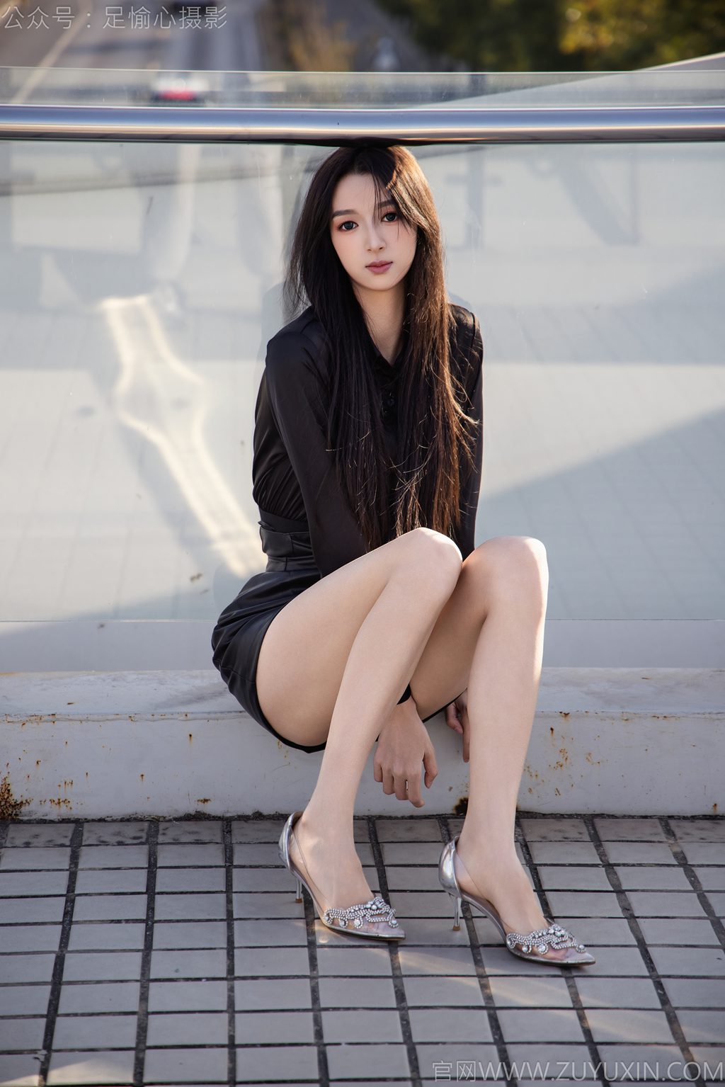 [足愉心摄影] NO.020 模特云悦（搭配：黑色衬衫、皮裙、高跟鞋、裸足）（完整版）[120P/2V/11.5G] 年费专享-第2张