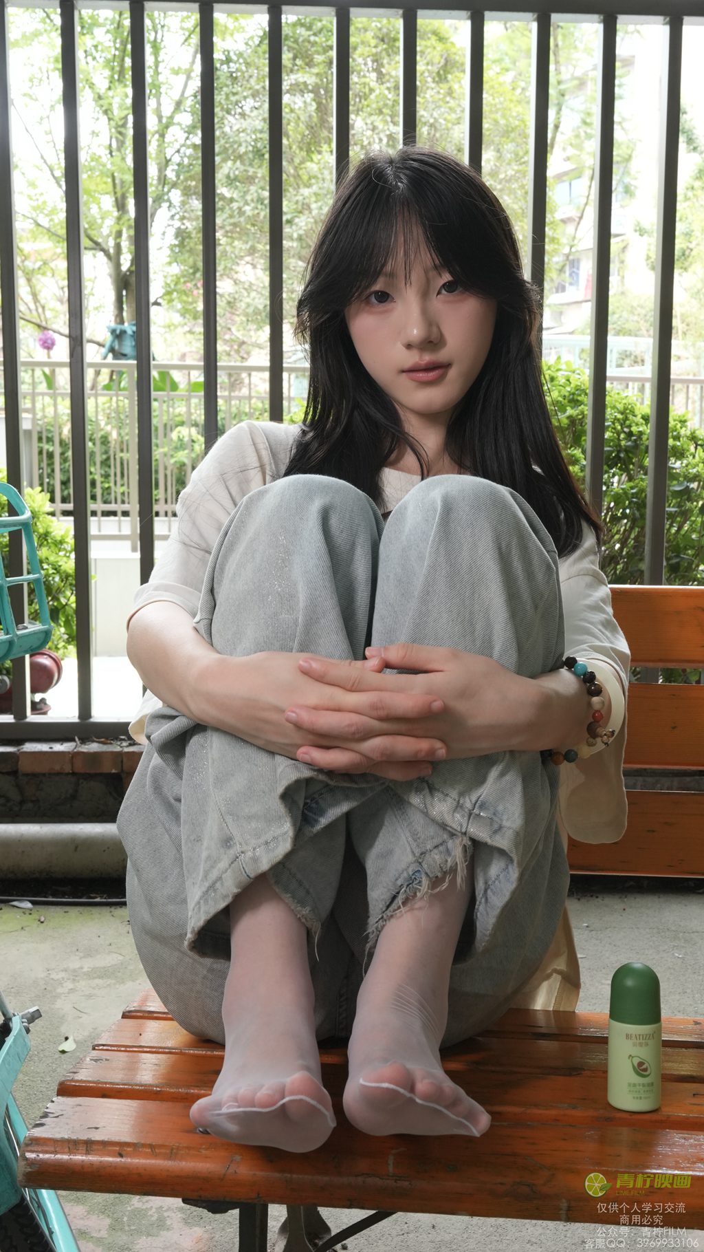 [青柠映画] NO.042 阿慌 足跟干裂凝露素材（共享单车，裸足涂抹润足霜）（全套版）[133P/2V/9.50G] 年费专享-第2张