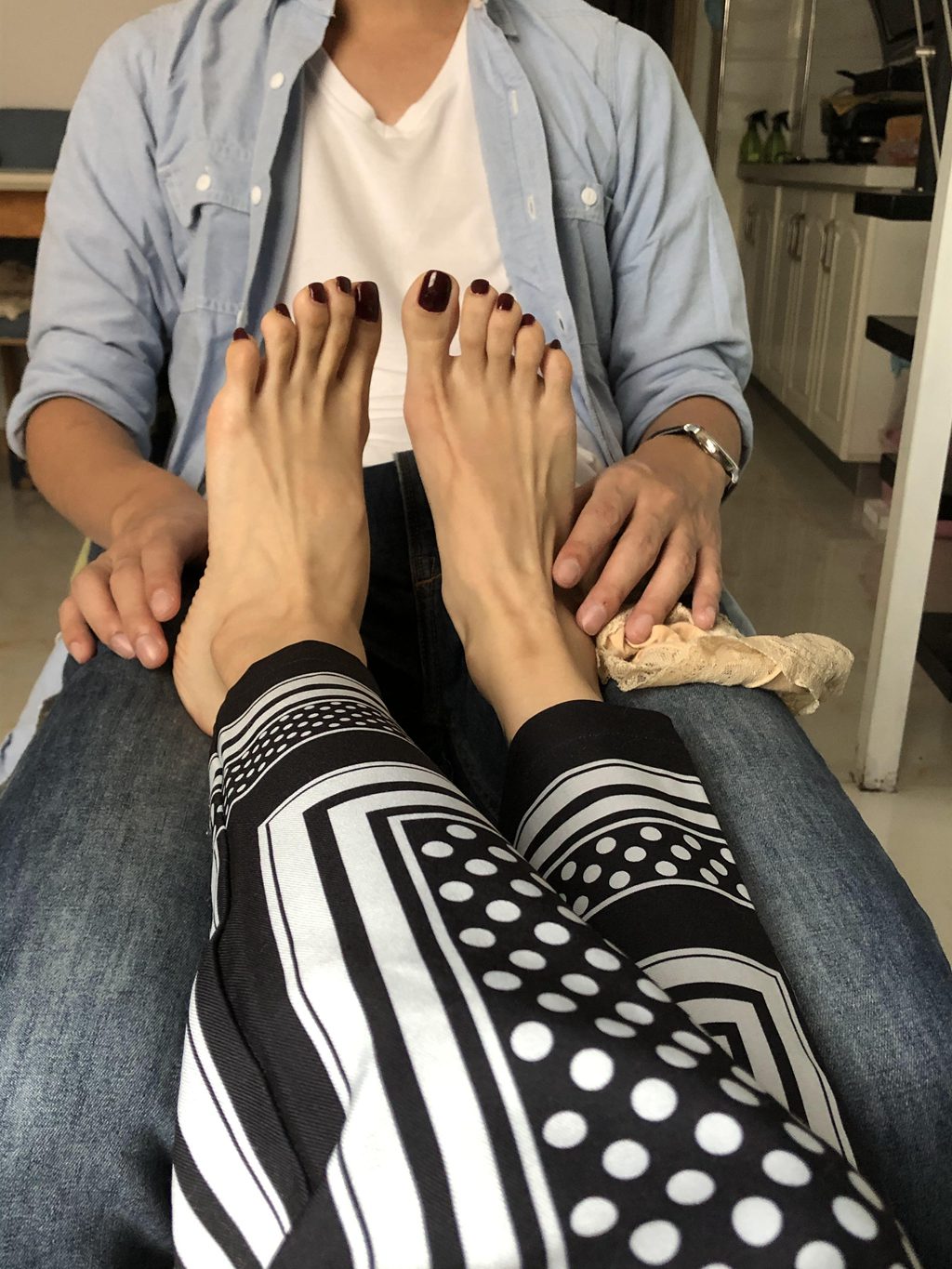 本足摄影-055期 约来附近的大学生脱她的AJ板鞋玩舔船袜裸足[50P/1V/501MB] 年费专享-第2张