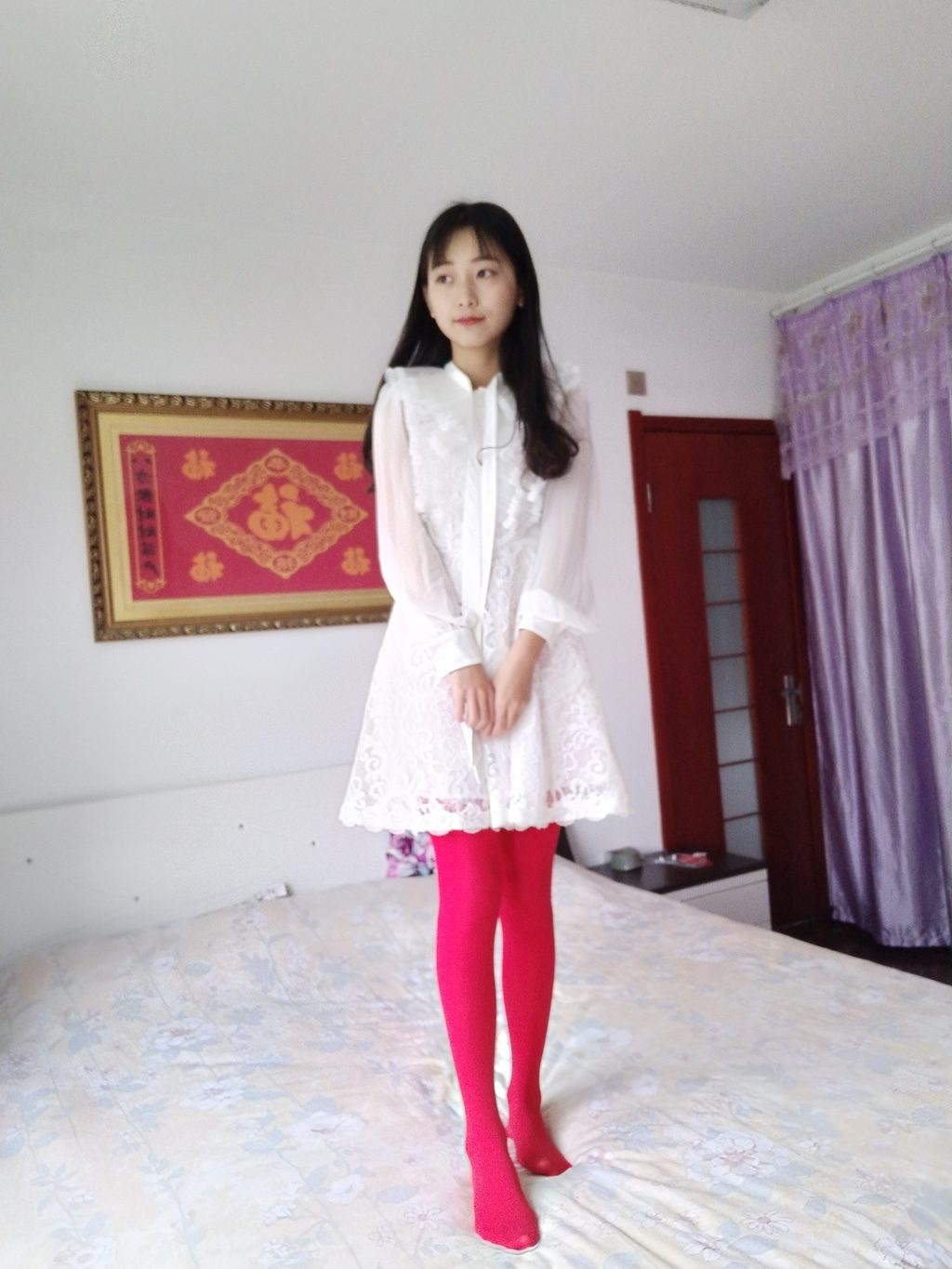 微博人气Coser@蓓蓓-居家白裙子厚红丝连裤袜[67P-269M] 网红写真-第2张