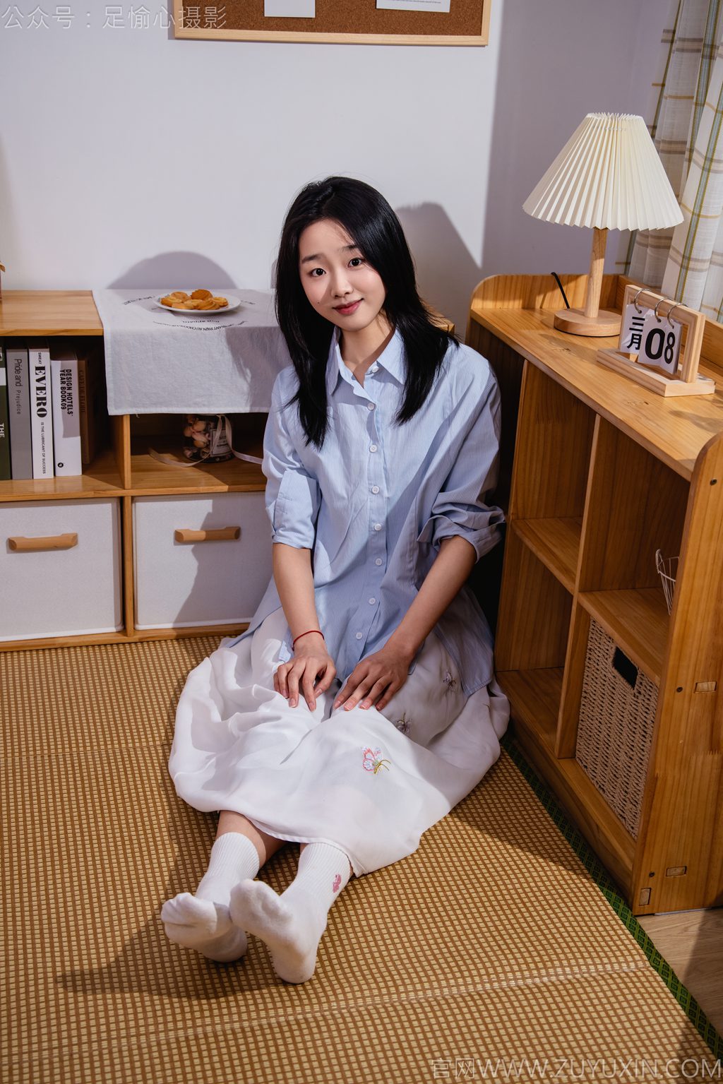 [足愉心摄影] NO.023 模特奶芙（搭配：蓝色衬衫、白色长裙、帆布鞋、白色棉袜、裸足）（完整版）[110P/2V/16.2G] 年费专享-第2张