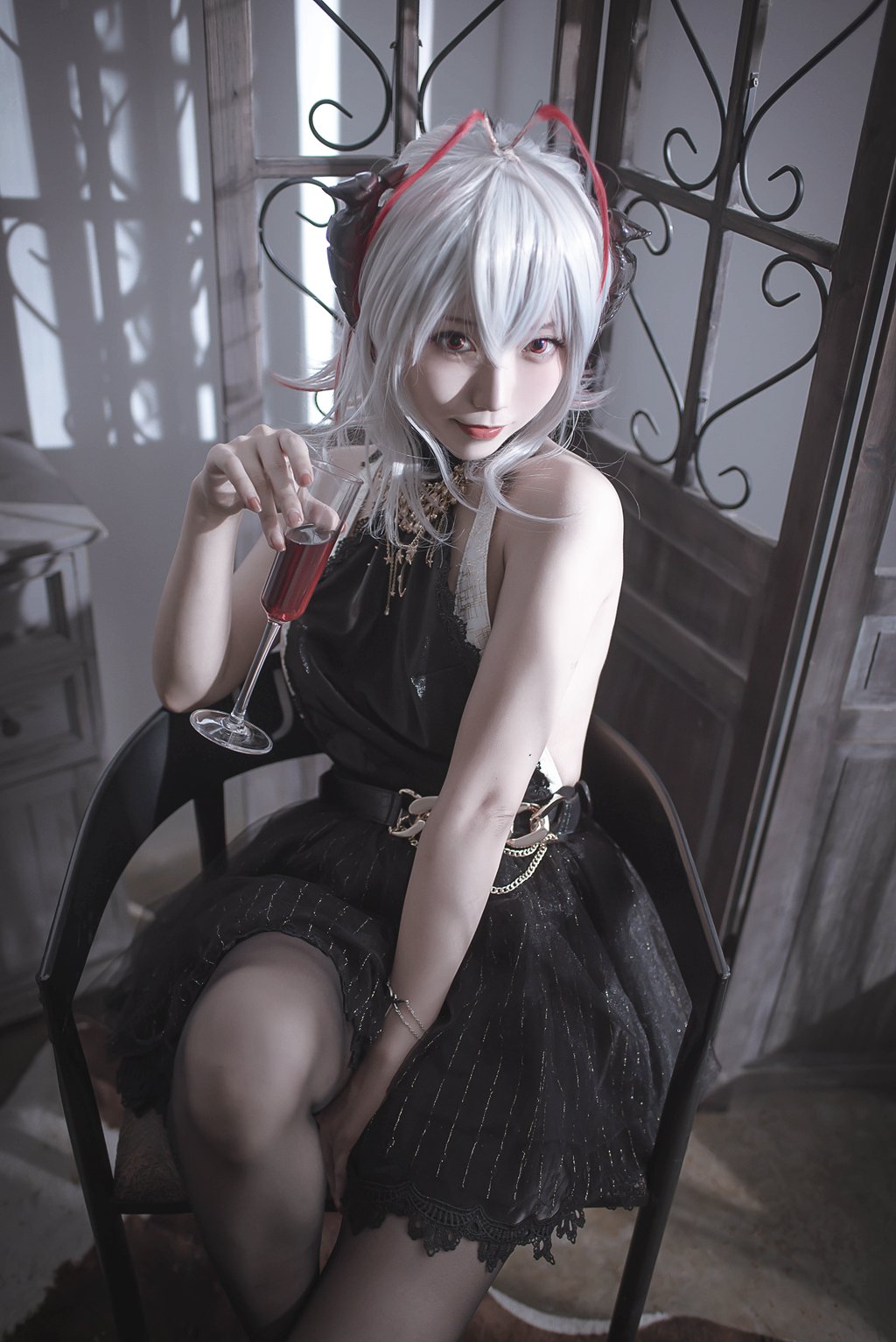 动漫博主@切切celia 明日方舟 W 礼服 [20P/86MB] 网红写真-第2张