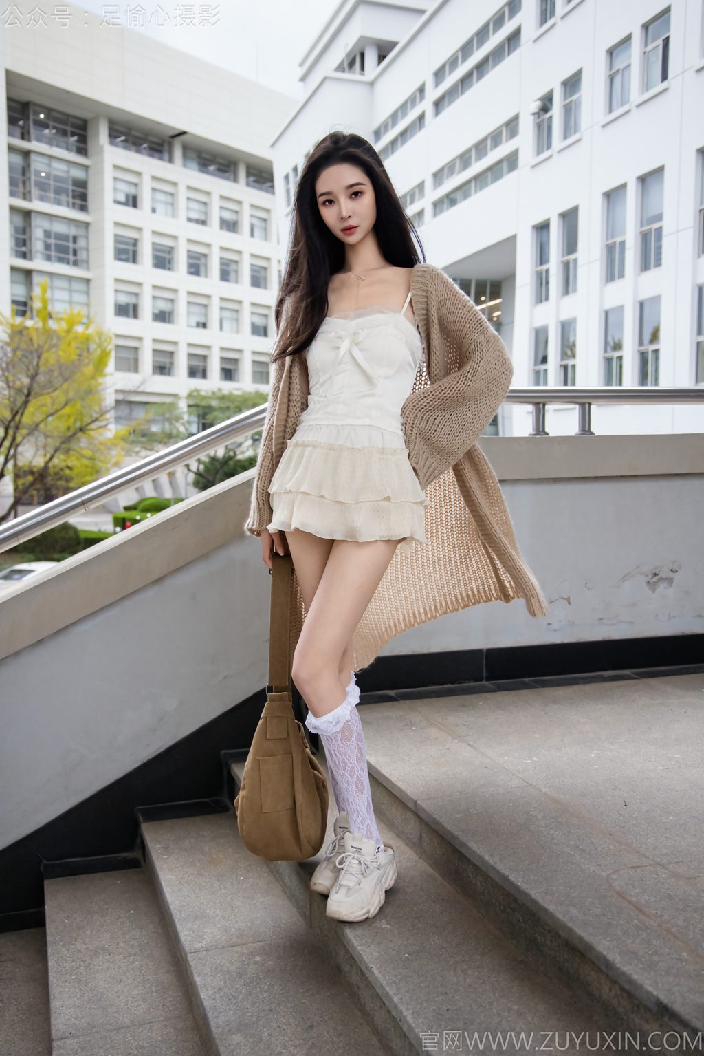 [足愉心摄影] NO.017 模特南南（搭配：针织长衣、白色吊带、运动鞋、白色丝袜、裸足）（完整版）[110P/2V/9.50G] 年费专享-第2张