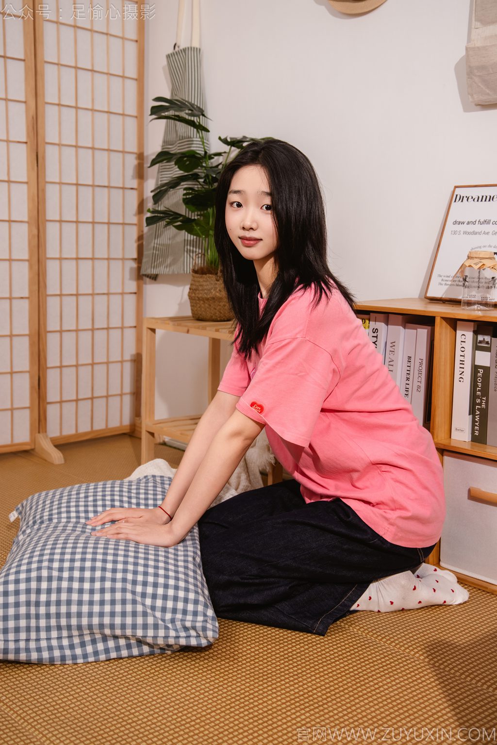 [足愉心摄影] NO.018 模特奶芙（搭配：粉色T恤、牛仔长裤、运动鞋、白色棉袜、裸足）（完整版）[110P/2V/16.32G] 年费专享-第2张