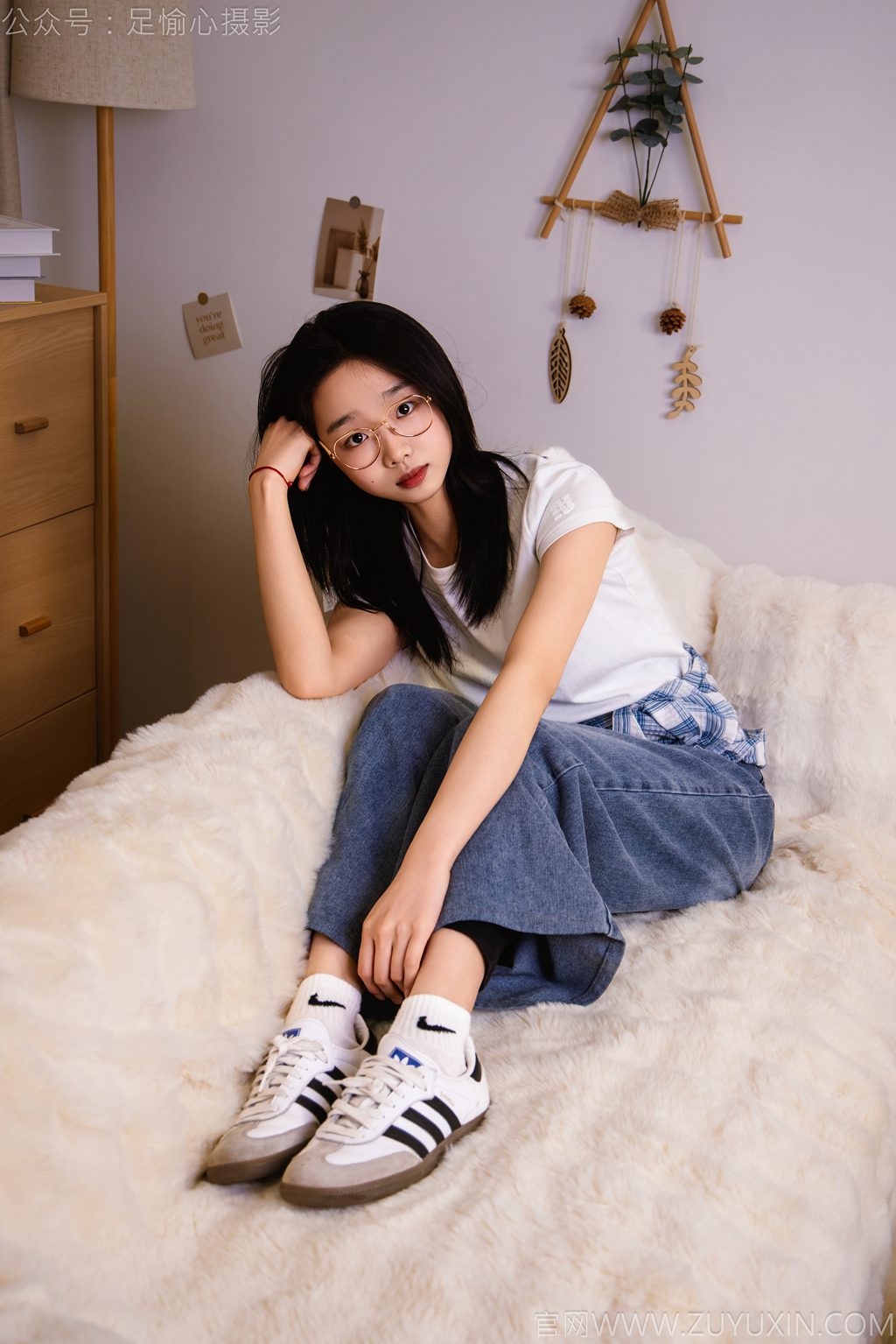 [足愉心摄影] NO.027 模特奶芙（搭配：白色T恤、牛仔长裤、德训鞋、白色棉袜、裸足）（完整版）[110P/2V/19.4G] 年费专享-第2张