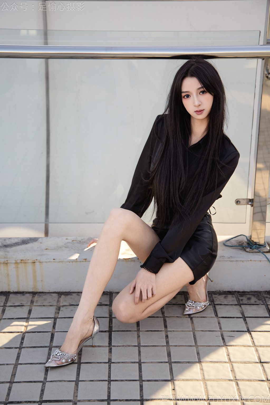 [足愉心摄影] NO.020 模特云悦（搭配：黑色衬衫、皮裙、高跟鞋、裸足）（完整版）[120P/2V/11.5G] 年费专享-第1张