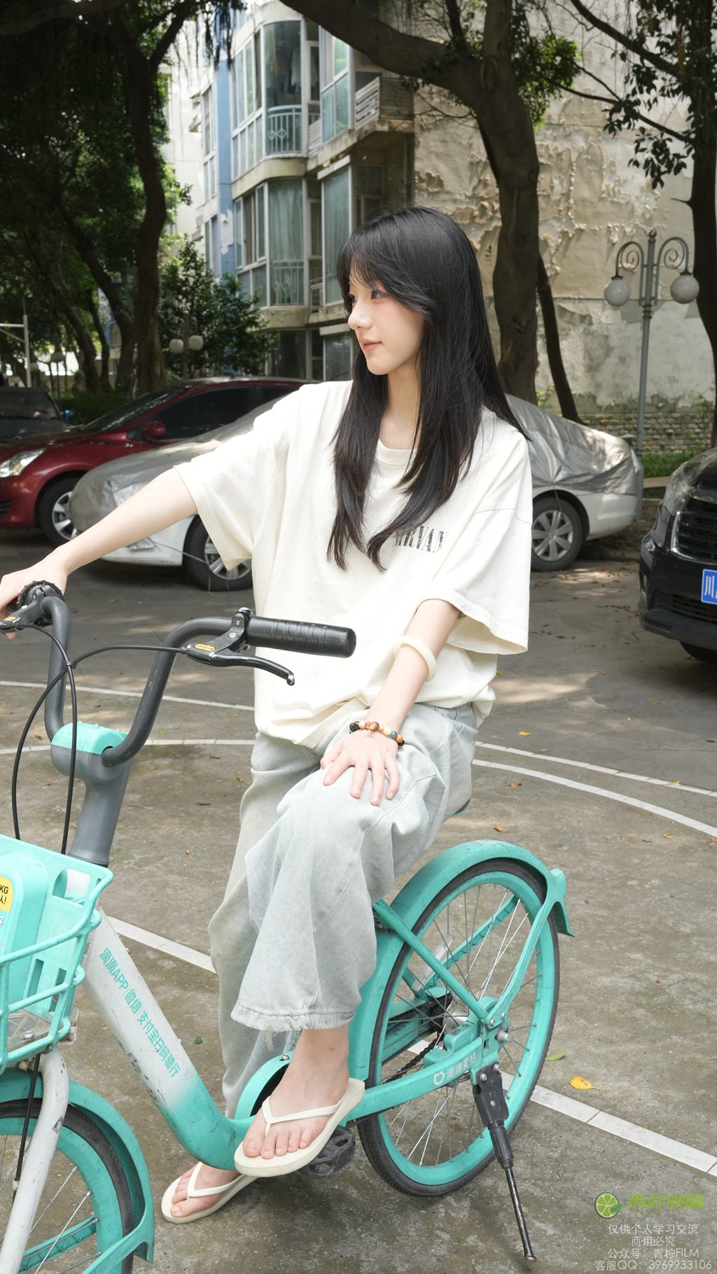 [青柠映画] NO.042 阿慌 足跟干裂凝露素材（共享单车，裸足涂抹润足霜）（全套版）[133P/2V/9.50G] 年费专享-第1张