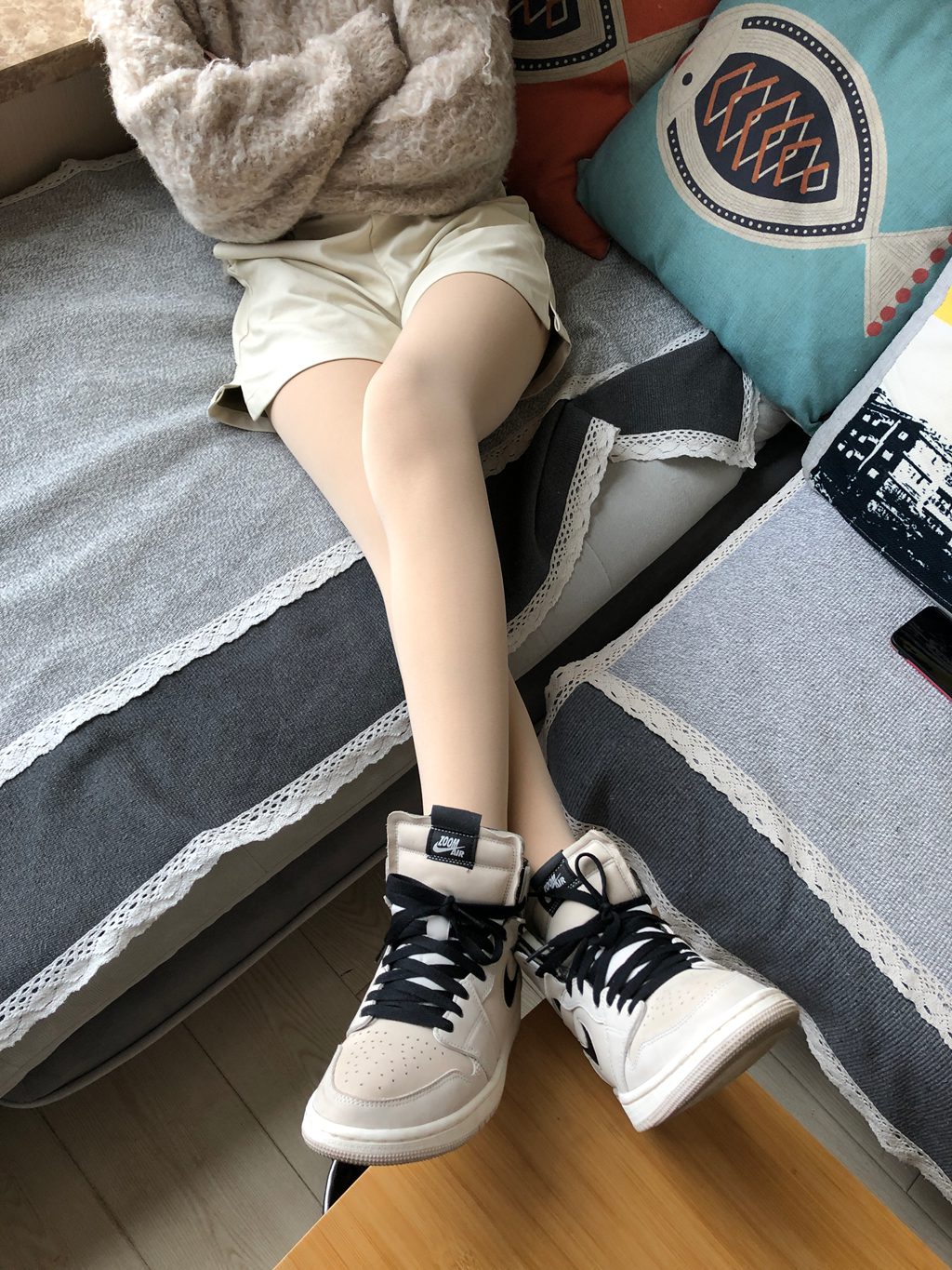 本足摄影-054期 约来AJ女孩到宾馆品尝舔舐肉丝袜裸足[65P/1V/1.45GB] 年费专享-第1张