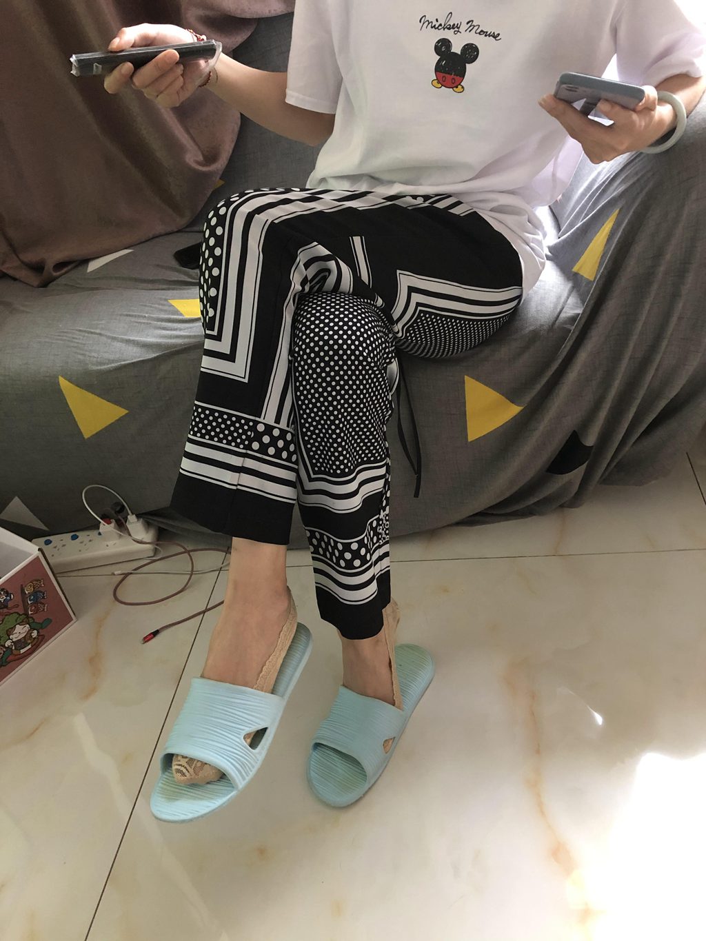 本足摄影-055期 约来附近的大学生脱她的AJ板鞋玩舔船袜裸足[50P/1V/501MB] 年费专享-第1张