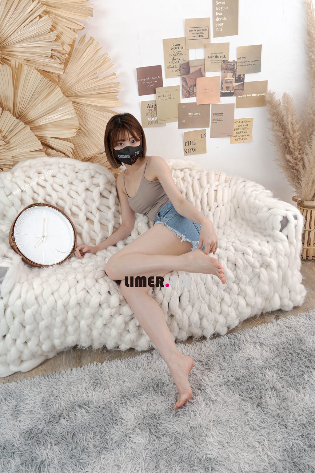 Limerence NO.013-素人 Mia 脫下 穆勒鞋 秀出腳汗濕漉漉嫩足 180p+15min 4K（Ultra版）[182P/1V/3.67GB] 单购-第1张