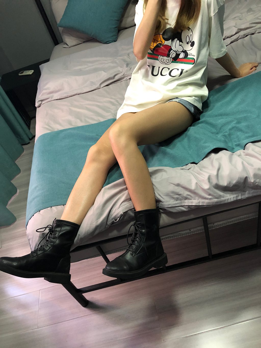 本足摄影-057期 约来万粉小网红脱掉夏日短靴激情舔舐美足[44P/1V/495MB] 年费专享-第1张