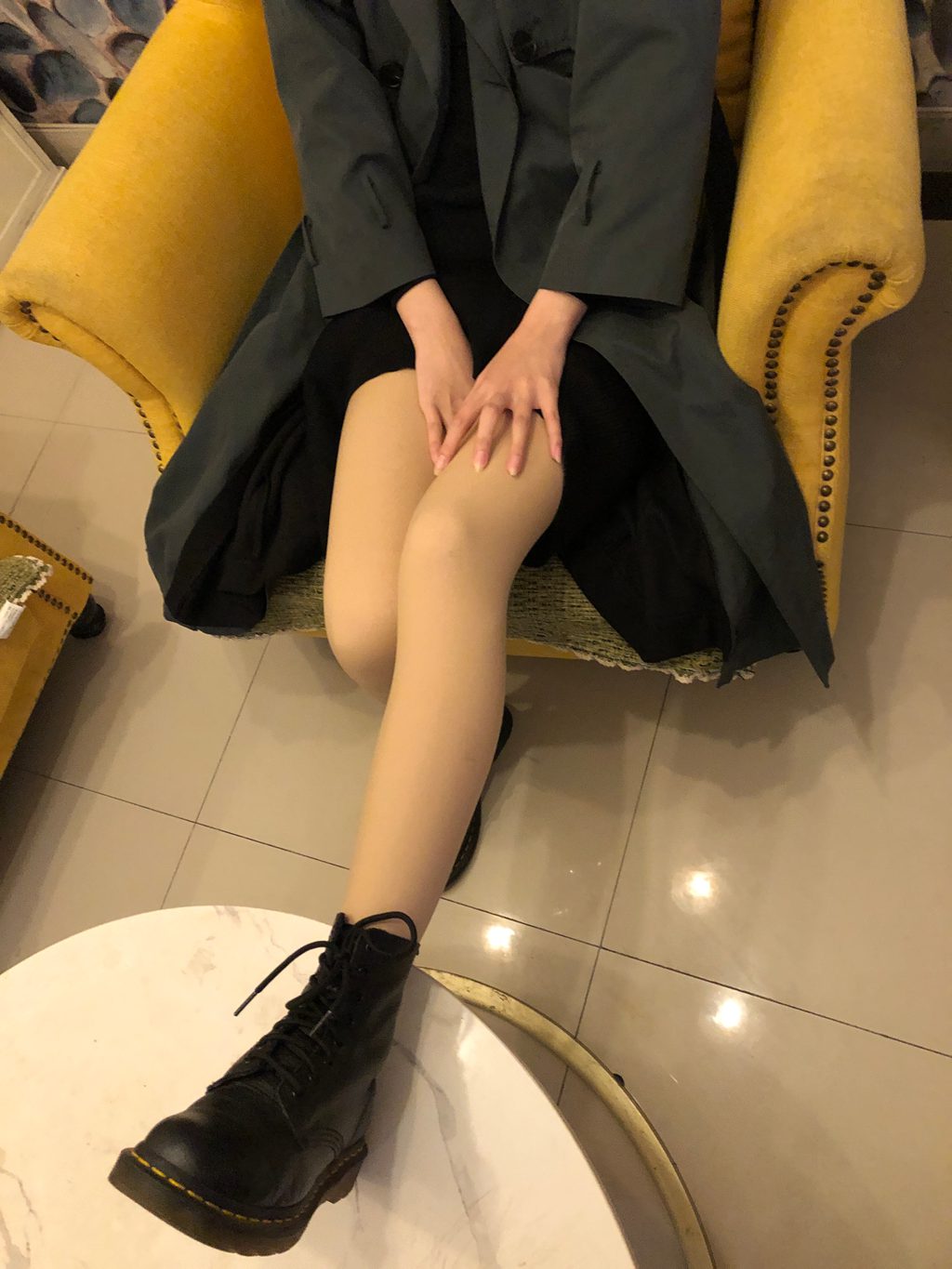 本足摄影-056期 约来校园的风衣小女神脱掉靴子舔她的超嫩脚底[62P/1V/340MB] 年费专享-第1张