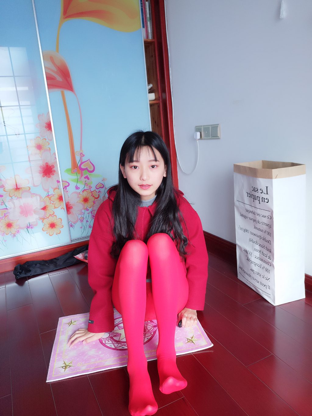 微博人气Coser@蓓蓓-居家厚红丝连裤袜[49P-72M] 网红写真-第1张