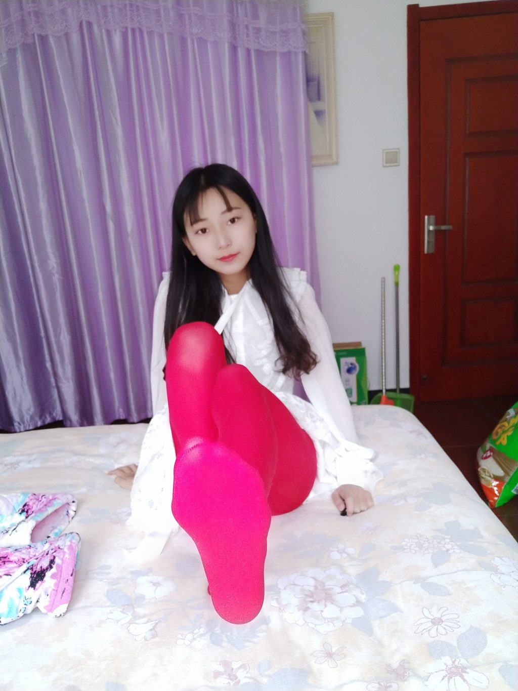 微博人气Coser@蓓蓓-居家白裙子厚红丝连裤袜[67P-269M] 网红写真-第1张