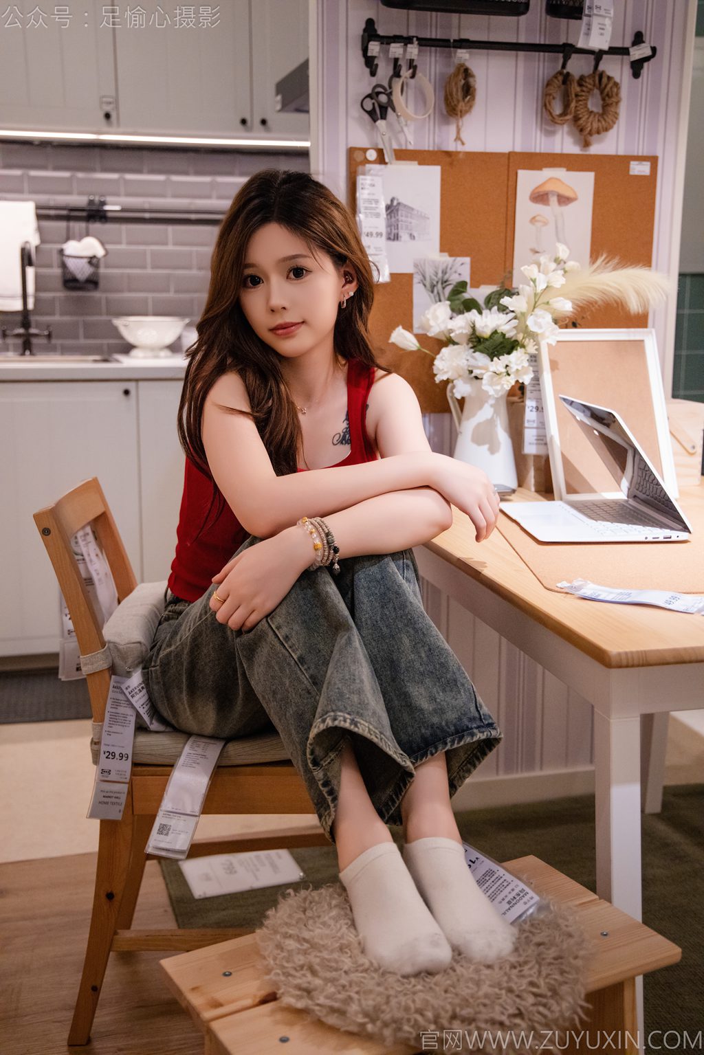 [足愉心摄影] NO.021 模特心凌（搭配：红色吊带、牛仔长裤、宽松板鞋、白色棉袜、裸足）（完整版）[125P/2V/11.91G] 年费专享-第1张