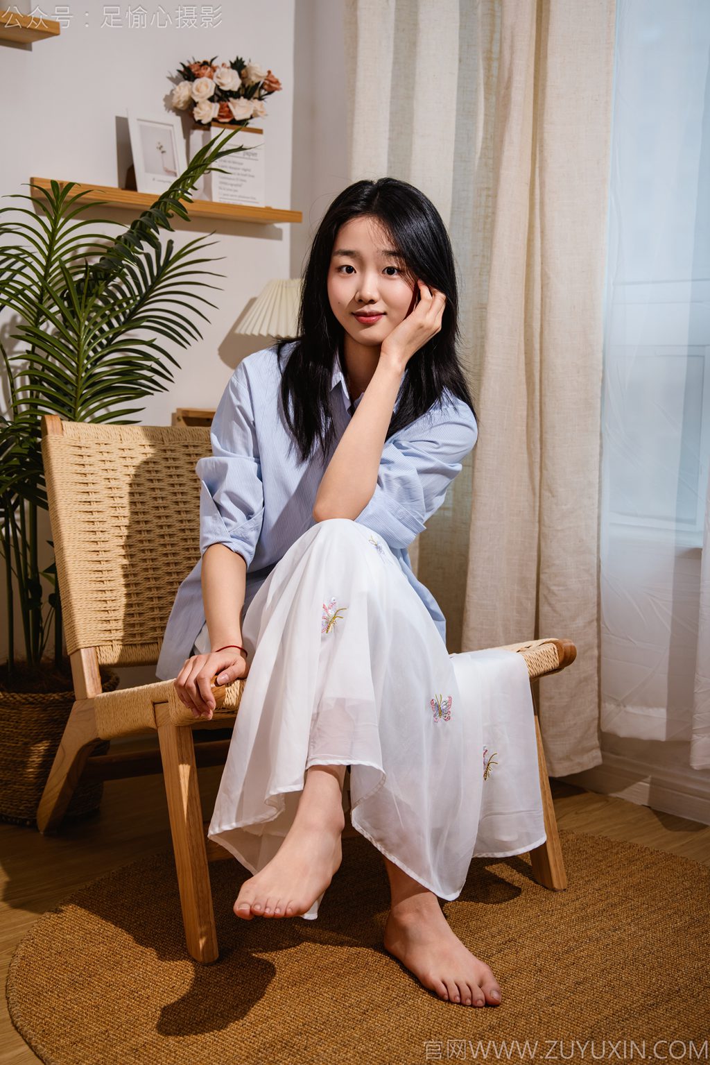 [足愉心摄影] NO.023 模特奶芙（搭配：蓝色衬衫、白色长裙、帆布鞋、白色棉袜、裸足）（完整版）[110P/2V/16.2G] 年费专享-第1张