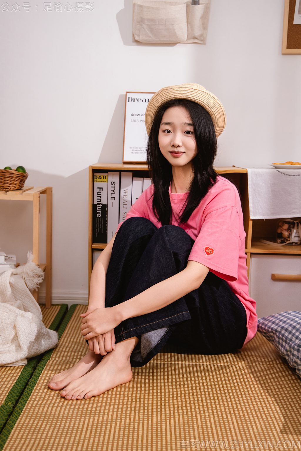 [足愉心摄影] NO.018 模特奶芙（搭配：粉色T恤、牛仔长裤、运动鞋、白色棉袜、裸足）（完整版）[110P/2V/16.32G] 年费专享-第1张