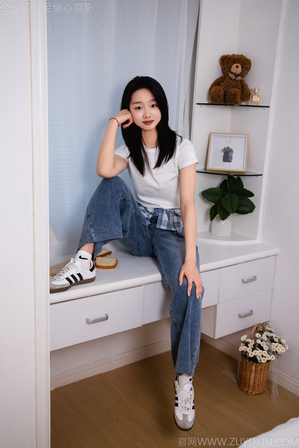 [足愉心摄影] NO.027 模特奶芙（搭配：白色T恤、牛仔长裤、德训鞋、白色棉袜、裸足）（完整版）[110P/2V/19.4G] 年费专享-第1张