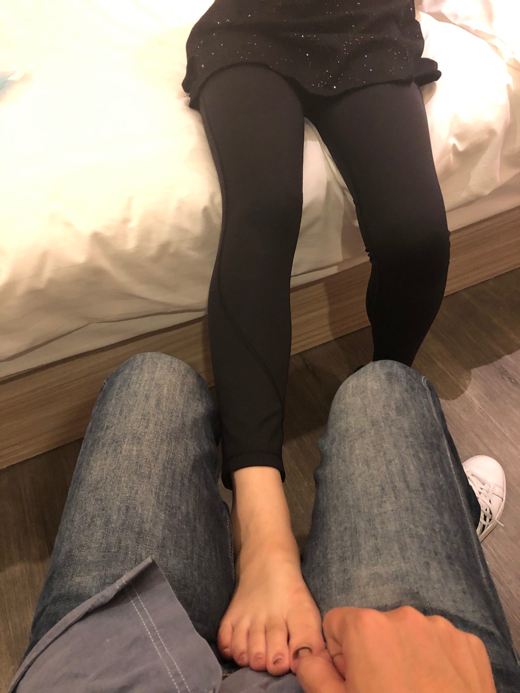 本足摄影-052期 约大四播音系女主持到宾馆按摩玩舔双脚[52P/1V/1.44GB] 年费专享-第1张