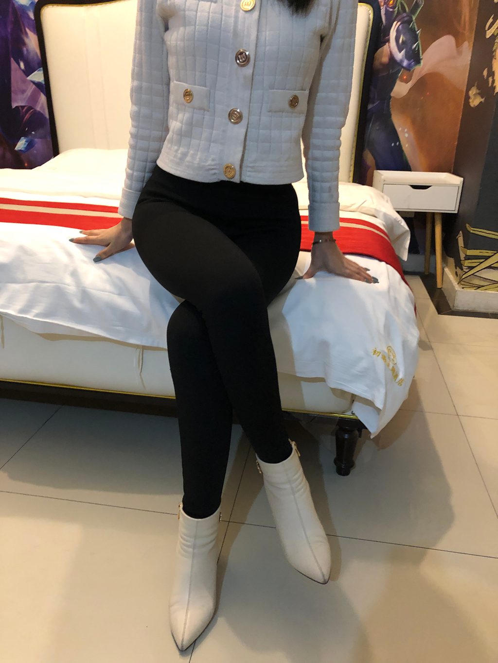 本足摄影-053期 约风骚大四礼仪妹子到宾馆扛起双腿舔脚[53P/1V/802MB] 年费专享-第1张