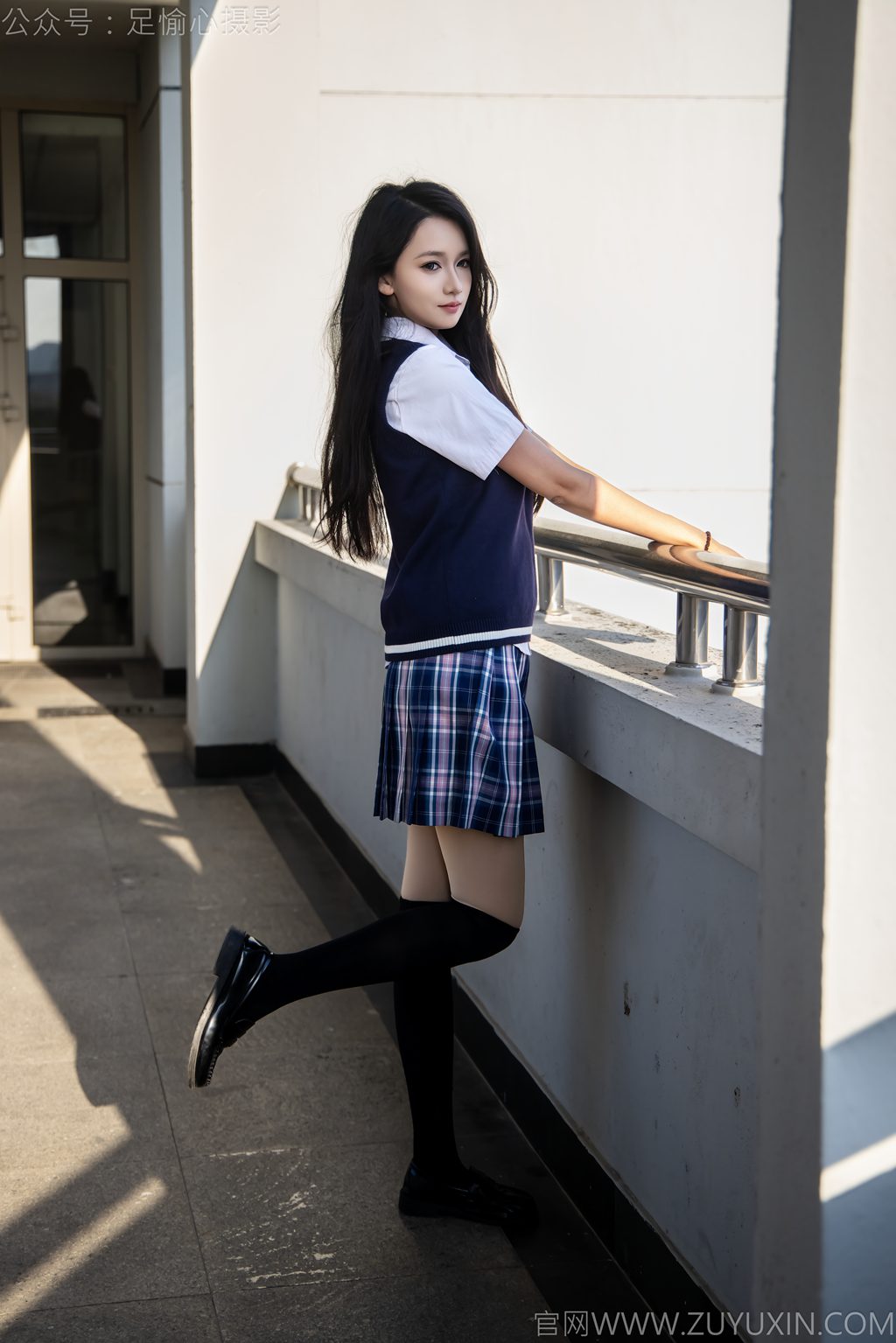 [足愉心摄影] NO.019 模特果酱（搭配：JK制服、小皮鞋、黑色丝袜、肉色打底裤）（完整版）[109P/2V/5.77G] 年费专享-第1张
