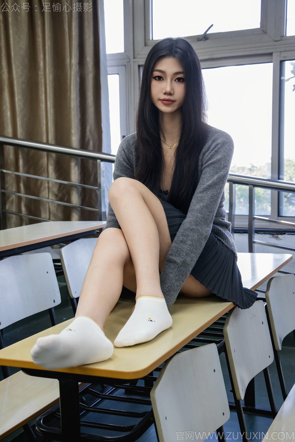 [足愉心摄影] NO.042 模特萱萱（搭配：灰色毛衫、黑色短裙、松糕鞋、白色棉袜、裸足（完整版）[110P/2V/10.5G] 年费专享-第4张