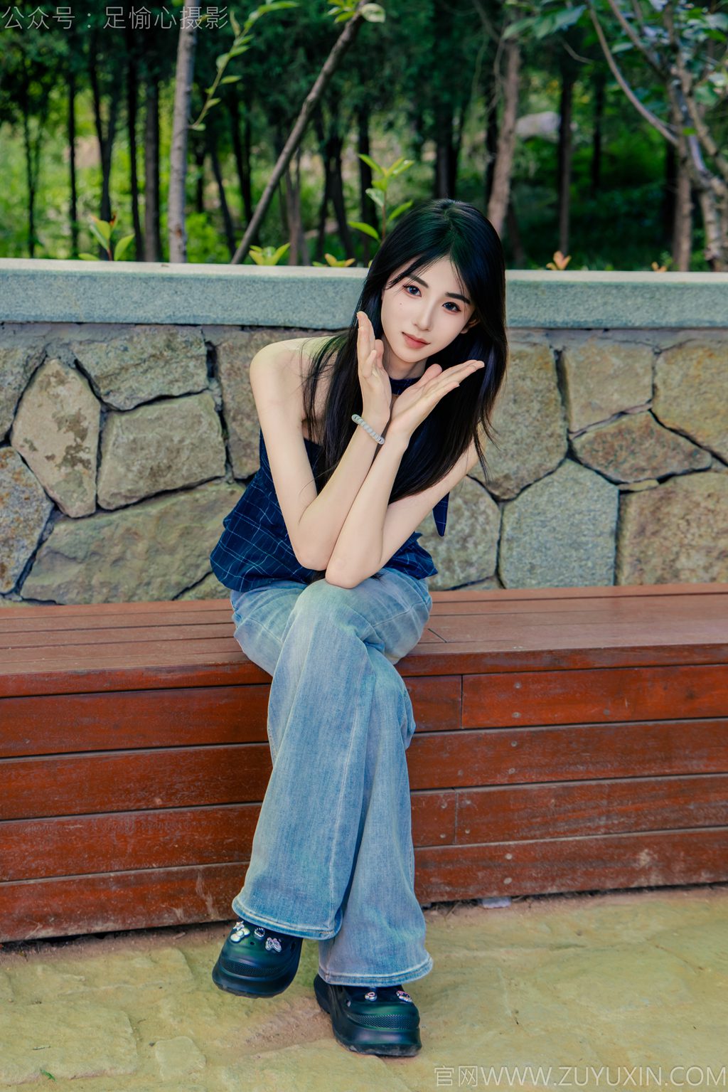 [足愉心摄影] NO.049 模特小瑶（搭配：蓝色格子吊带、牛仔长裤、白棉袜、洞洞鞋、裸足（完整版）[120P/1V/6.82G] 年费专享-第4张