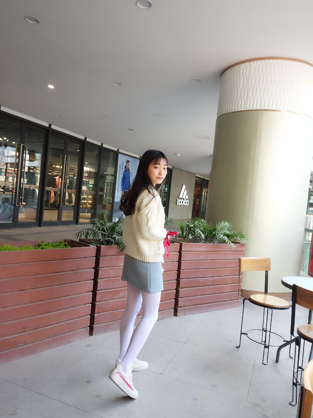 微博人气Coser@蓓蓓-商场户外白丝[46P-71M] 网红写真-第4张