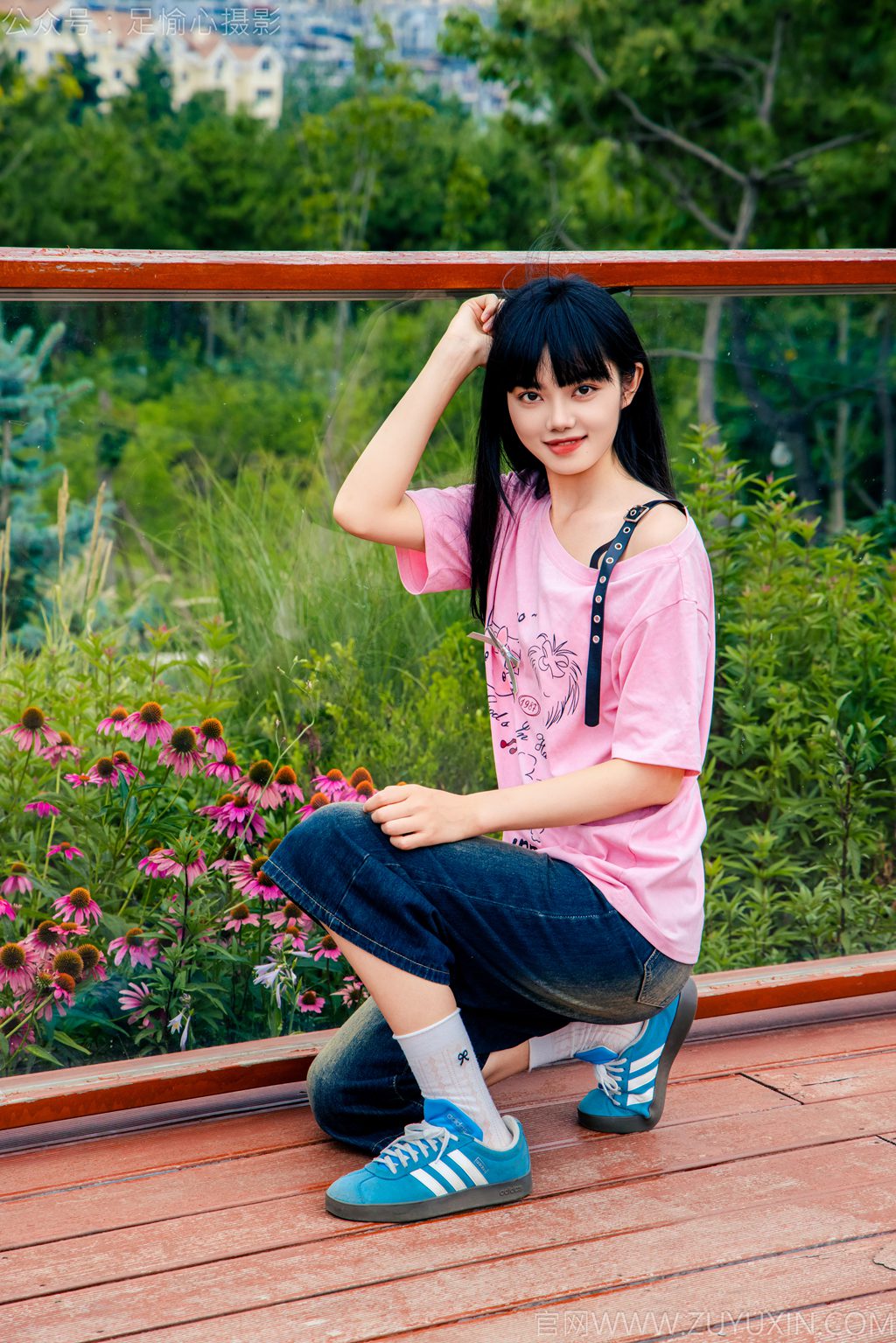 [足愉心摄影] NO.050 模特阿月（搭配：粉色T恤、牛仔短裤、白棉袜、德训鞋、裸足（完整版）[110P/2V/10.7G] 年费专享-第4张