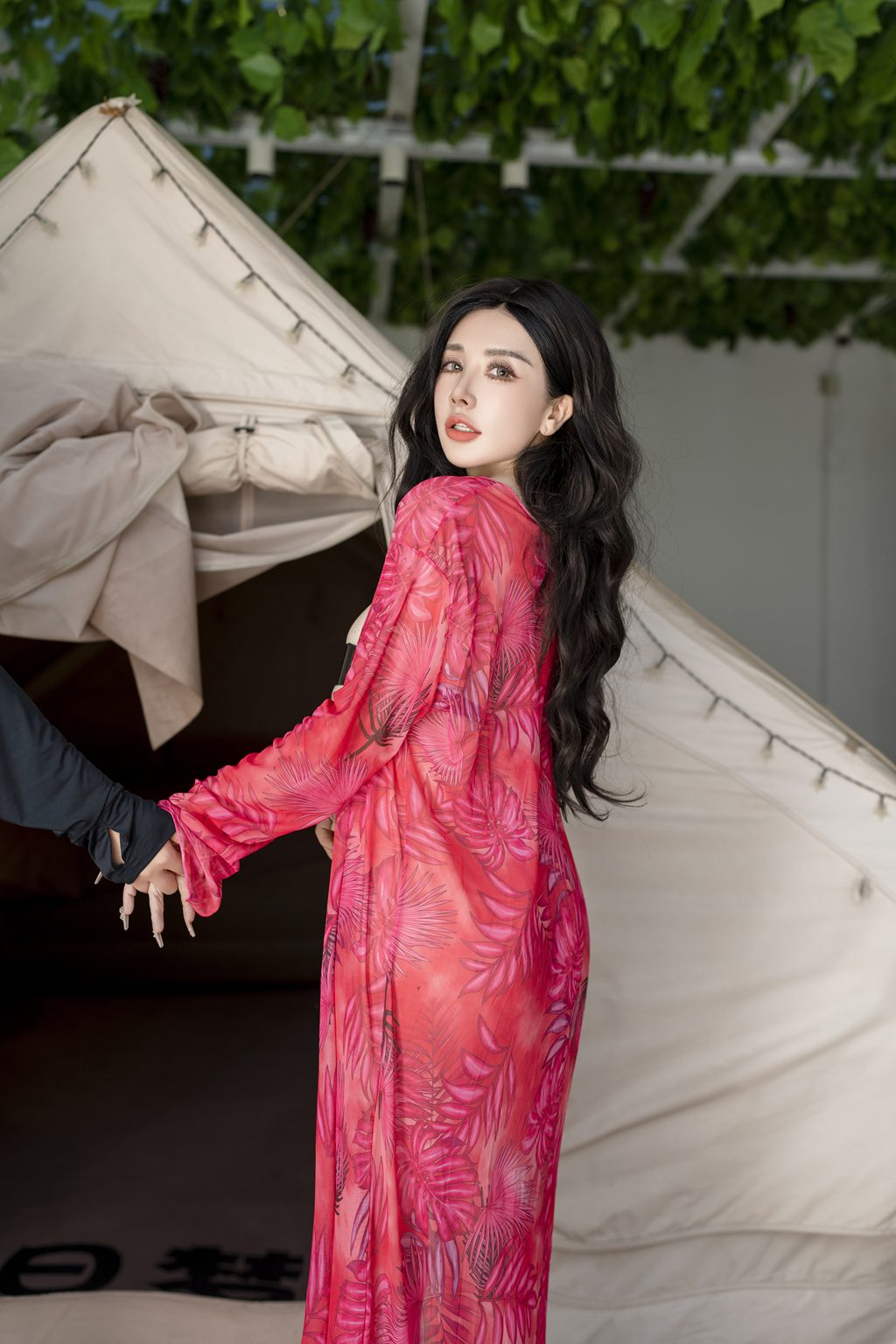 秀人模特@潘娇娇-内购无水印-周末帐篷里小哥哥的人偶玩具[90P／1.39GB] 年费专享-第4张