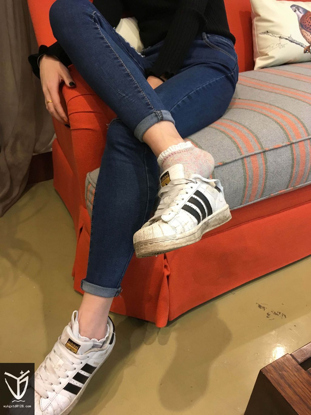 YJ街拍 NO.004 美女的脏鞋（脏贝壳头）[112P/1V/86MB] YJ-第4张