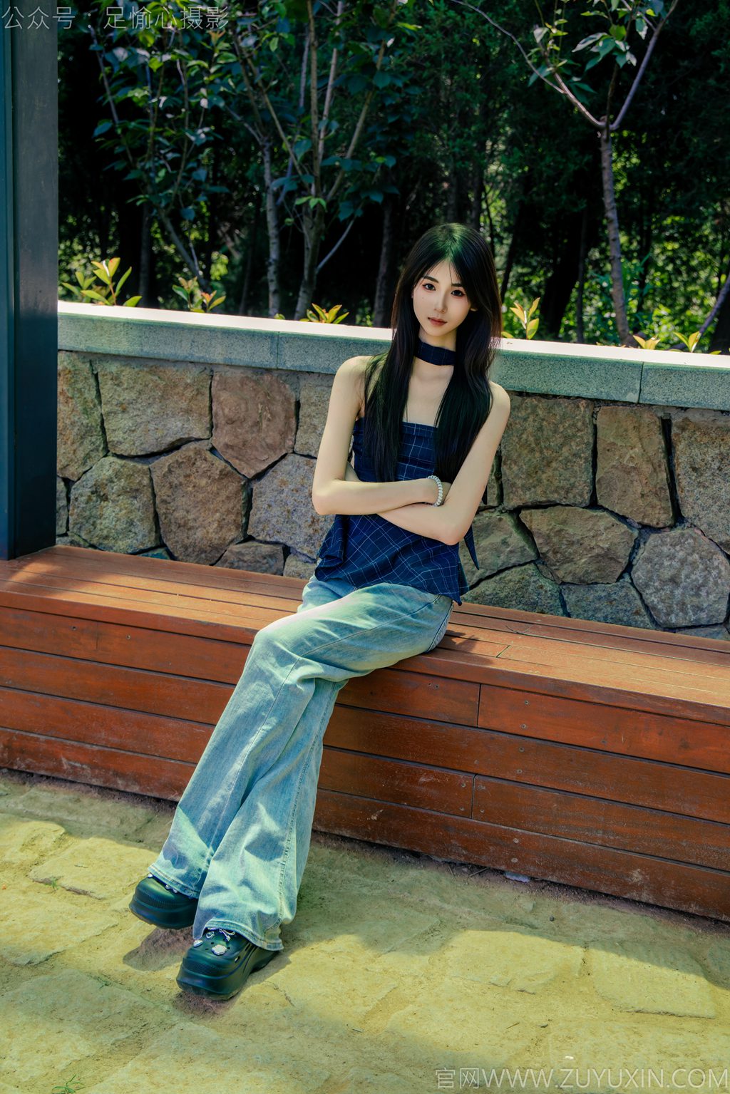 [足愉心摄影] NO.049 模特小瑶（搭配：蓝色格子吊带、牛仔长裤、白棉袜、洞洞鞋、裸足（完整版）[120P/1V/6.82G] 年费专享-第3张
