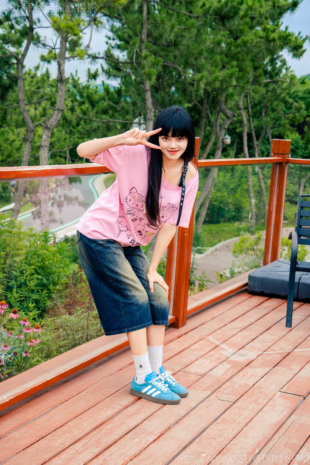 [足愉心摄影] NO.050 模特阿月（搭配：粉色T恤、牛仔短裤、白棉袜、德训鞋、裸足（完整版）[110P/2V/10.7G] 年费专享-第3张