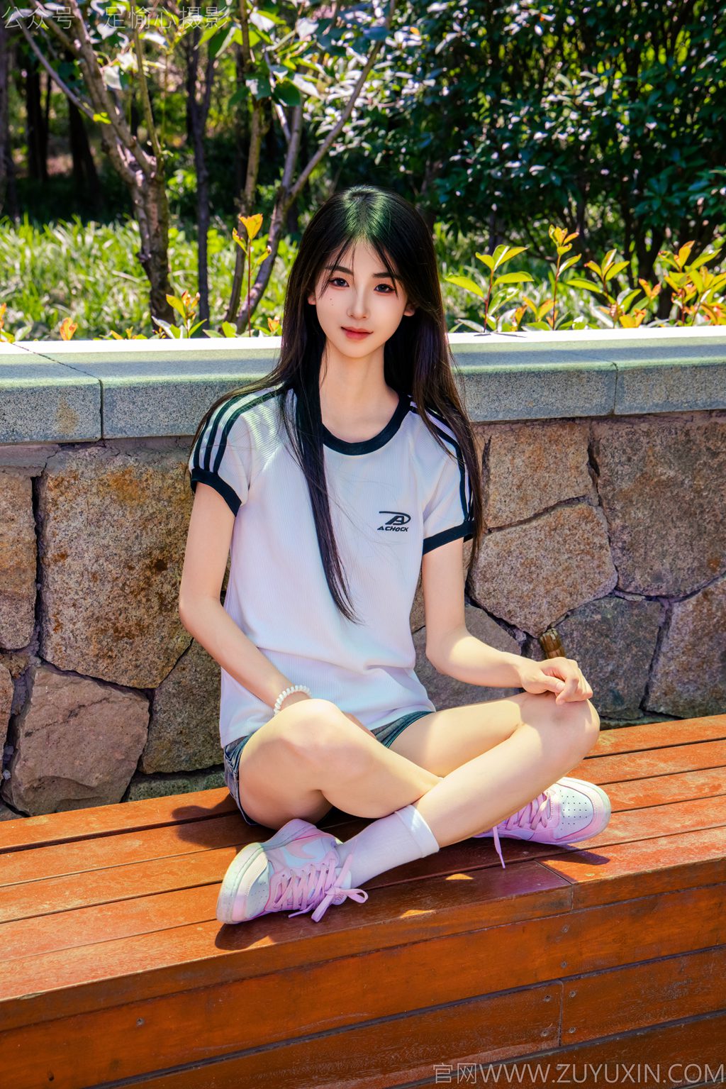 [足愉心摄影] NO.051 模特小瑶（搭配：T恤、牛仔短裤、白棉袜、帆布鞋、裸足（完整版）[115P/2V/12.9G] 年费专享-第3张