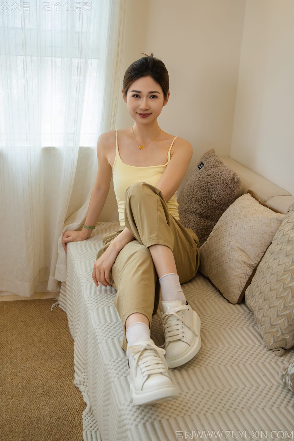 [足愉心摄影] NO.052 模特沐晴（搭配：白色吊带、棕色长裤、白色丝袜、运动鞋、裸足（完整版）[115P/2V/13.9G] 年费专享-第3张