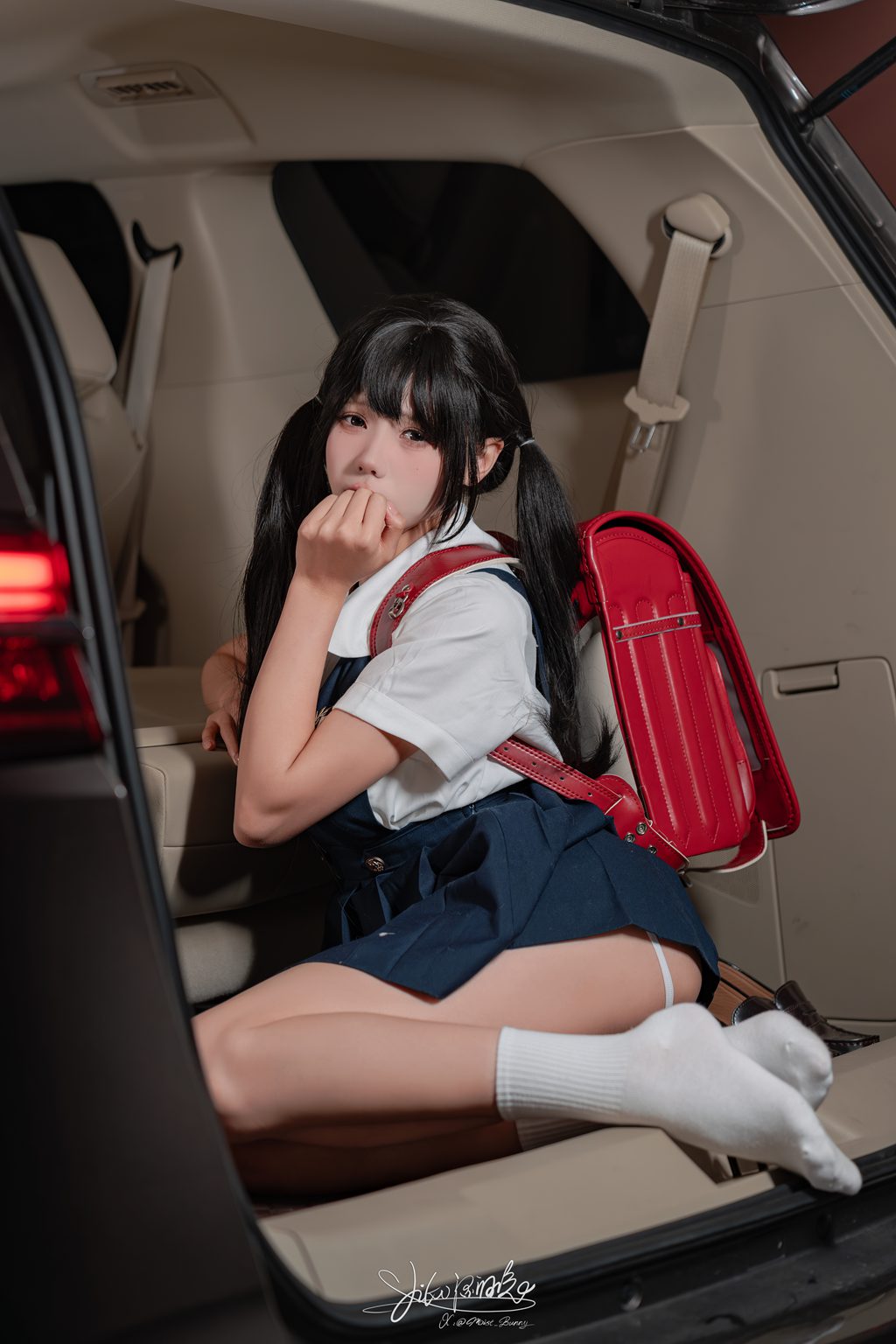 网紅博主@咬一口兔娘(黏黏团子兔) 9月作品『捕获水手服』 小剧场 [77P/1V/1.18GB] 网红写真-第3张