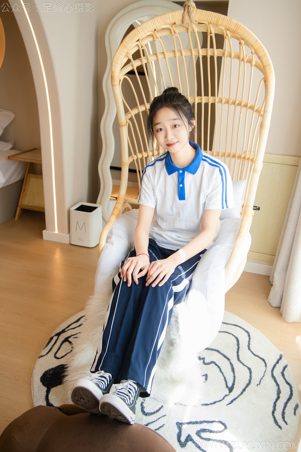 [足愉心摄影] NO.031 模特奶芙（搭配：校服、帆布鞋、白色棉袜、裸足（完整版）[110P/2V/8.6G] 年费专享-第3张