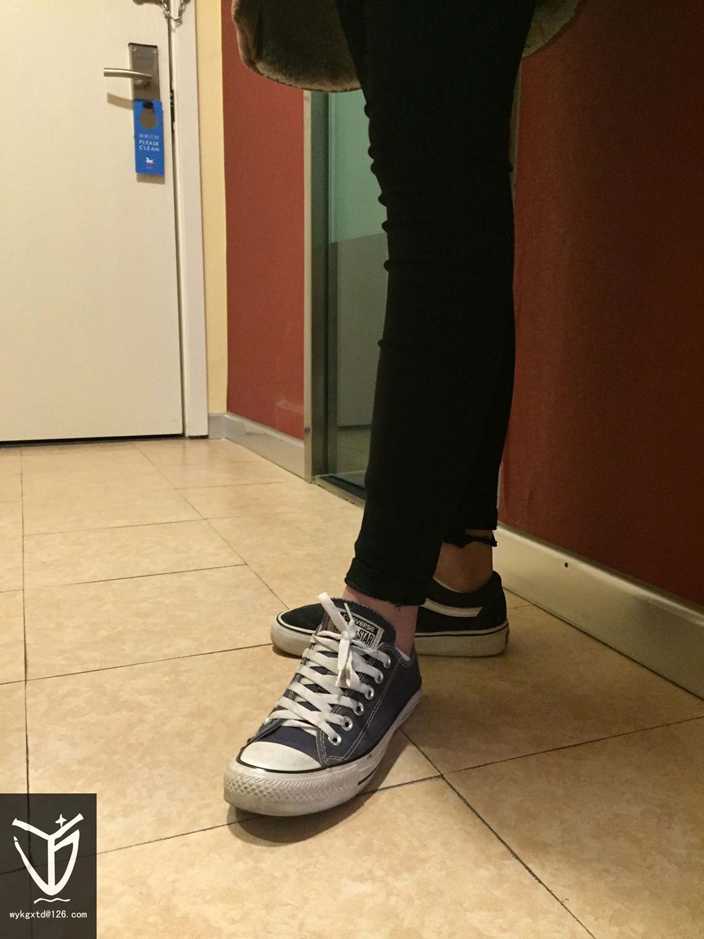 YJ街拍 NO.002 一脚一只，匡威鞋+VANS的双重诱惑[123P/3V/126MB] YJ-第4张