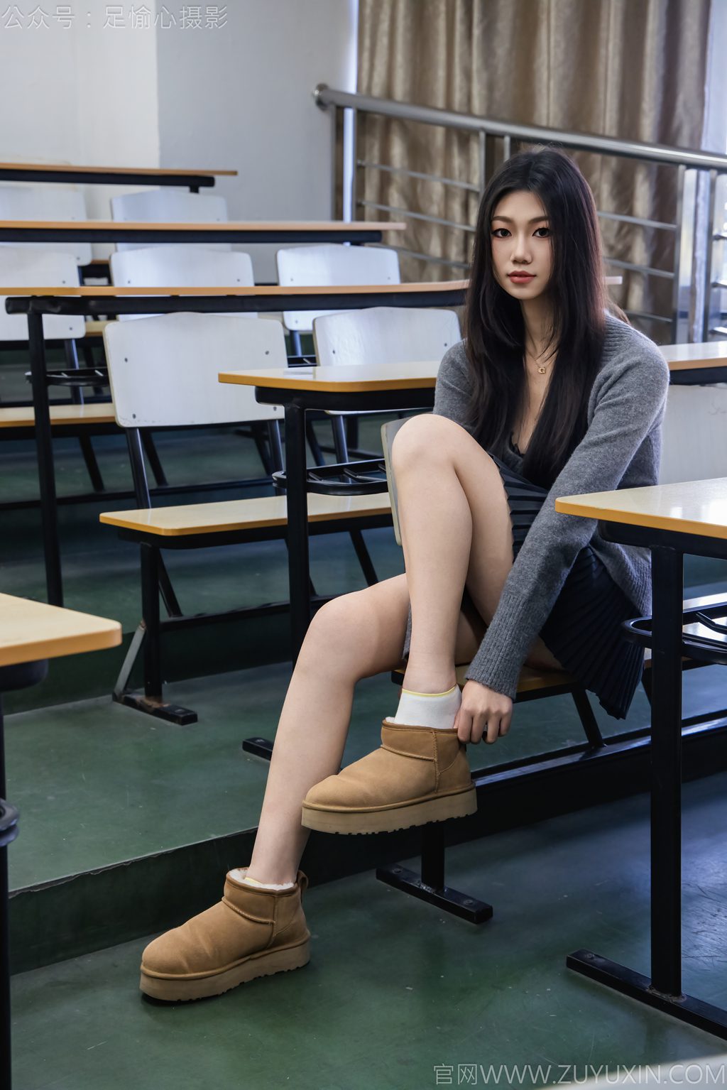 [足愉心摄影] NO.042 模特萱萱（搭配：灰色毛衫、黑色短裙、松糕鞋、白色棉袜、裸足（完整版）[110P/2V/10.5G] 年费专享-第2张