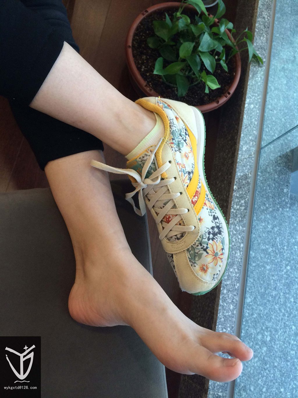 YJ街拍 NO.005 首次裸足[139P/1V/92MB] YJ-第2张