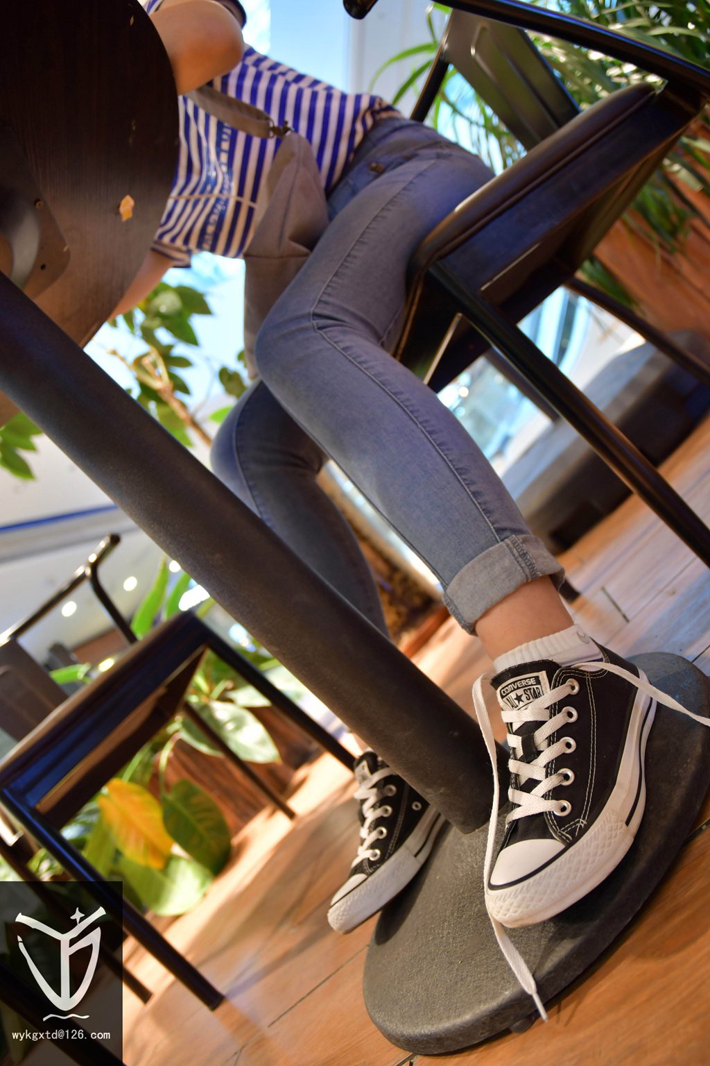 YJ街拍 NO.006 正宗桌底匡威 第2弹 桌下帆布鞋[128P/1V/211MB] YJ-第2张