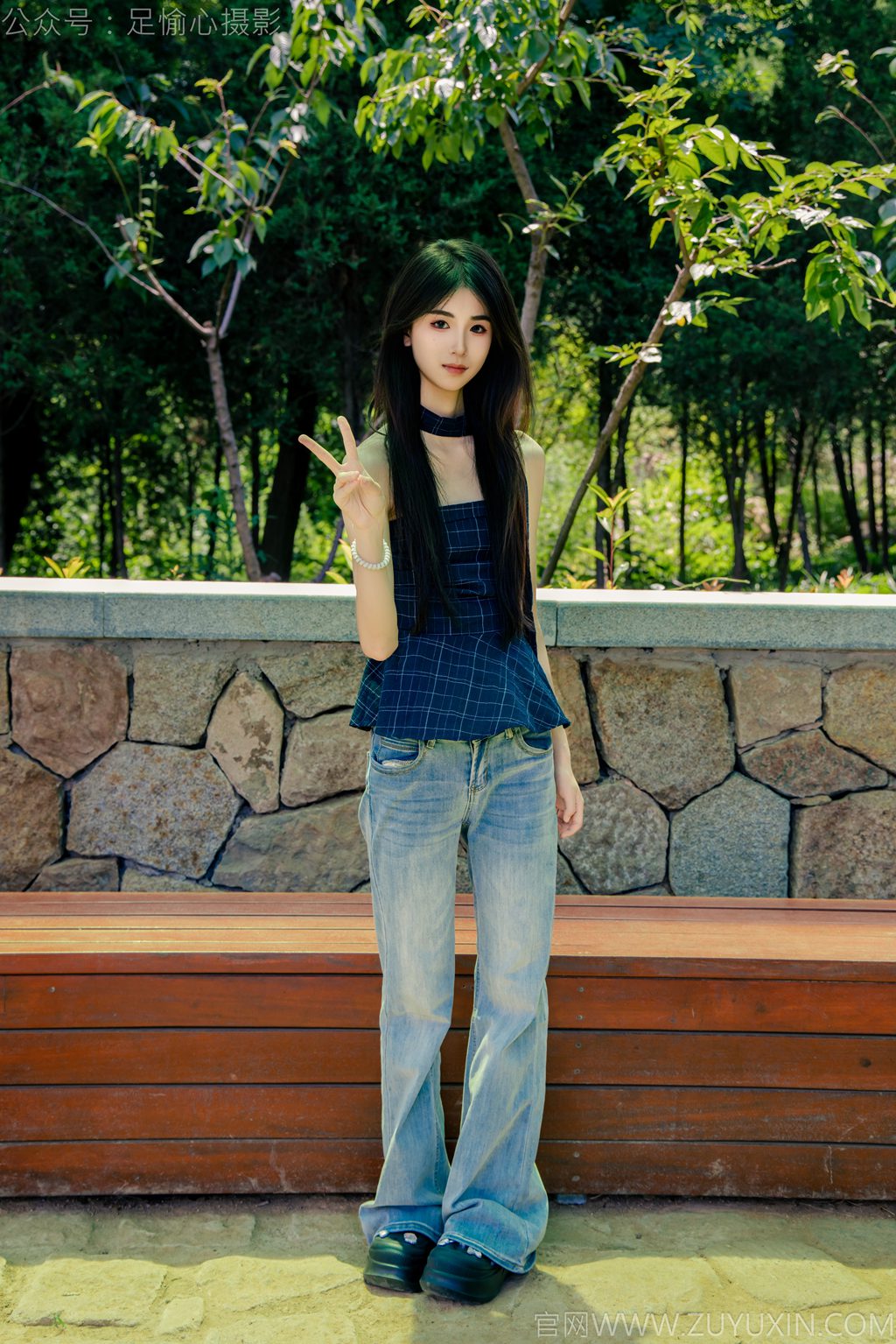 [足愉心摄影] NO.049 模特小瑶（搭配：蓝色格子吊带、牛仔长裤、白棉袜、洞洞鞋、裸足（完整版）[120P/1V/6.82G] 年费专享-第2张