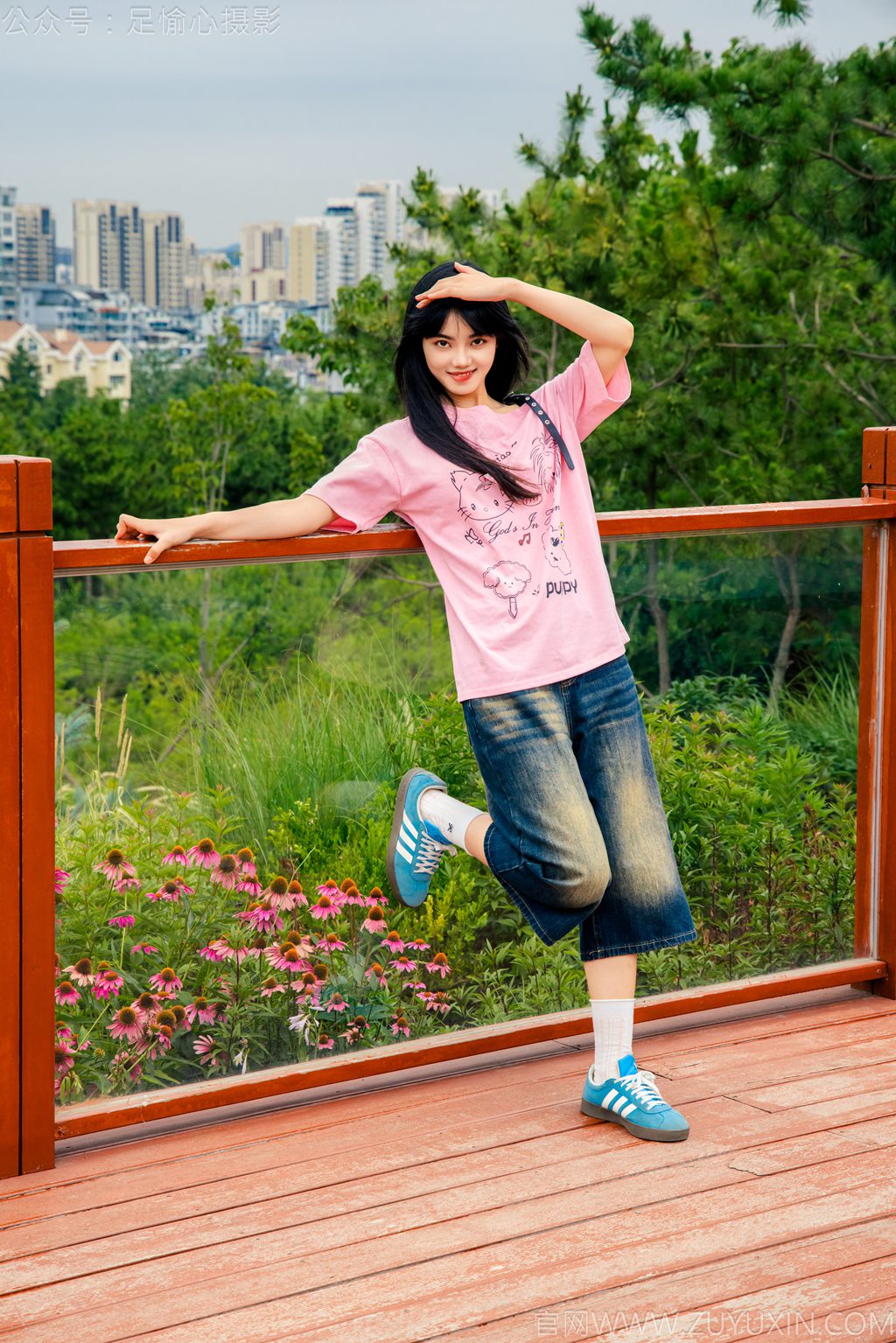 [足愉心摄影] NO.050 模特阿月（搭配：粉色T恤、牛仔短裤、白棉袜、德训鞋、裸足（完整版）[110P/2V/10.7G] 年费专享-第2张