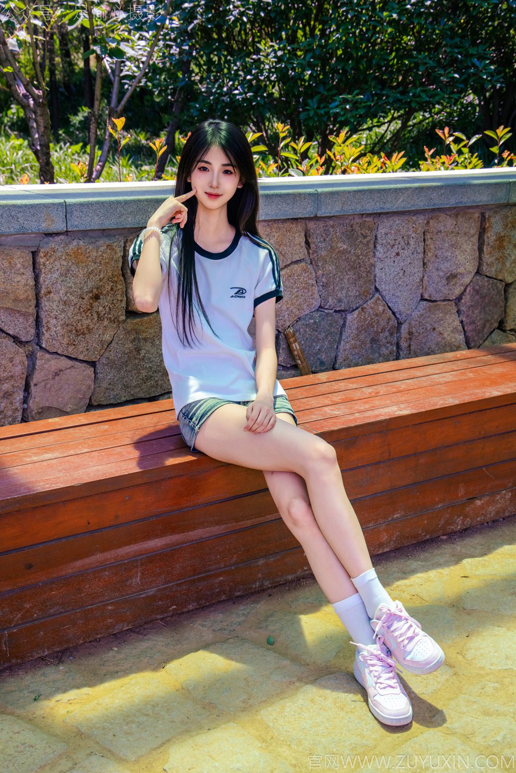 [足愉心摄影] NO.051 模特小瑶（搭配：T恤、牛仔短裤、白棉袜、帆布鞋、裸足（完整版）[115P/2V/12.9G] 年费专享-第2张