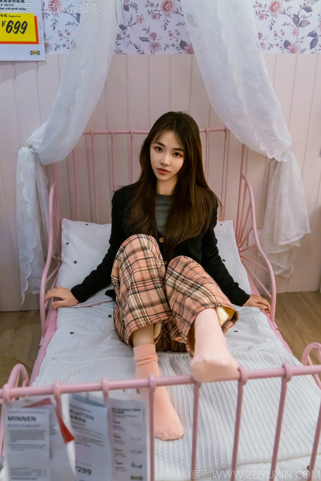 [足愉心摄影] NO.032 模特软软（搭配：黑色外套、黄色格子长裤、毛绒拖鞋、粉色棉袜、裸足（完整版）[120P/2V/13.51G] 年费专享-第2张