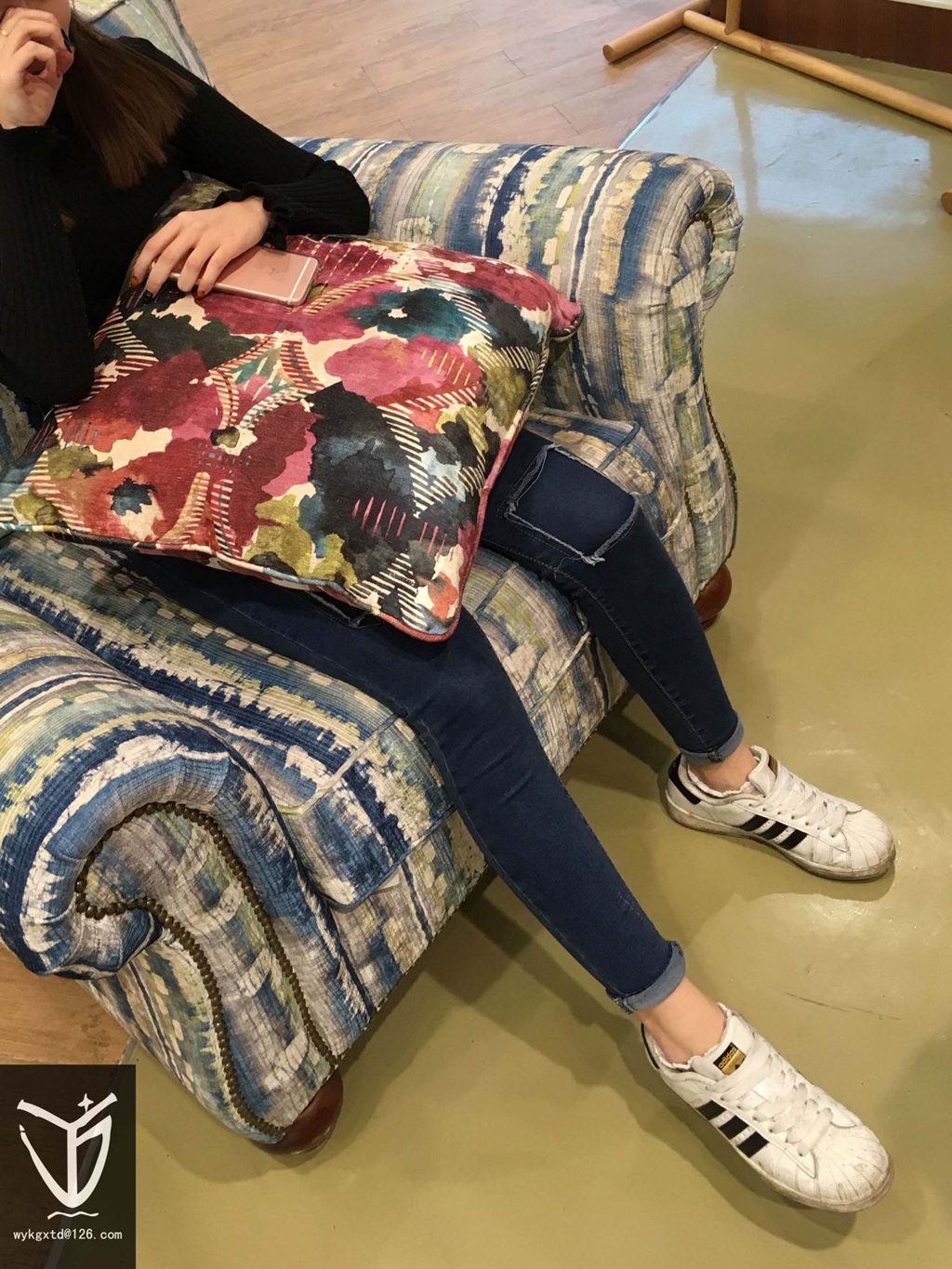 YJ街拍 NO.004 美女的脏鞋（脏贝壳头）[112P/1V/86MB] YJ-第2张