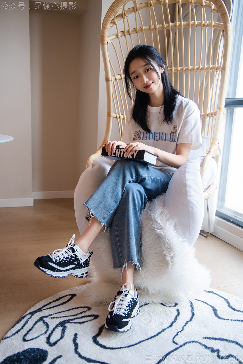 [足愉心摄影] NO.035 模特奶芙（搭配：白T恤、牛仔裤、运动鞋、白色棉袜、裸足（完整版）[115P/2V/19.2G] 年费专享-第2张