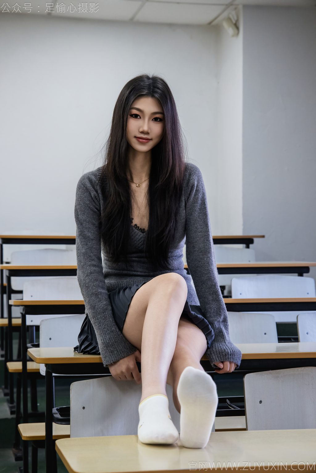 [足愉心摄影] NO.042 模特萱萱（搭配：灰色毛衫、黑色短裙、松糕鞋、白色棉袜、裸足（完整版）[110P/2V/10.5G] 年费专享-第1张